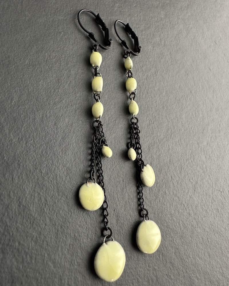 Gitanes jaune pale Boucles d'oreilles longues en céramique jaune pale modèle gitanes