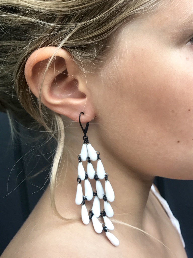Maxi boucles d'oreilles en céramique formées d un assemblage de goutte de Claire Hecquet-Chaut