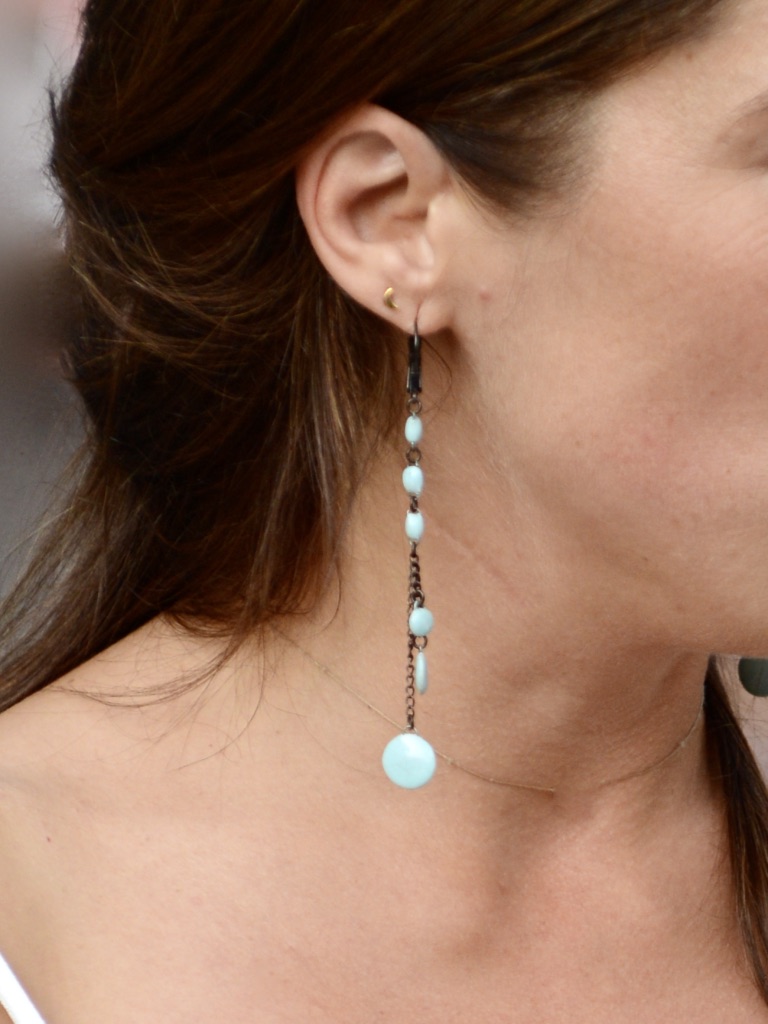 Boucles d'oreilles gitanes en céramique formée de fines perles suspendues et alignées par Claire Hecquet-Chaut