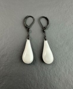 Boucles d'oreilles dormeuses Joséphine en céramique blanche