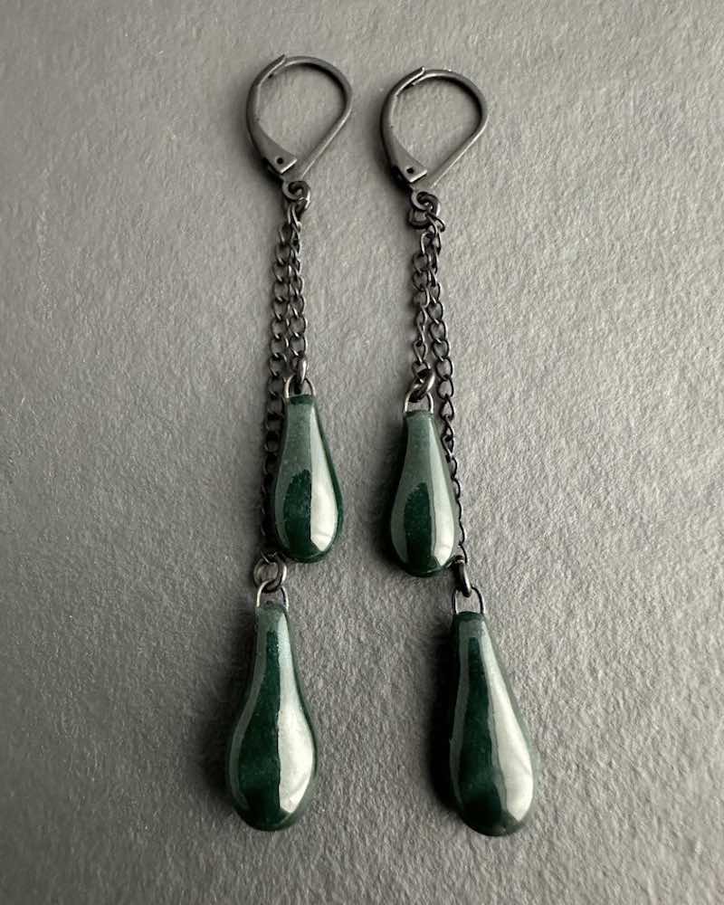 Boucles d'oreilles Doubles Pampilles Boucles d'oreilles Doubles Pampilles en céramique émaillée vert sombre