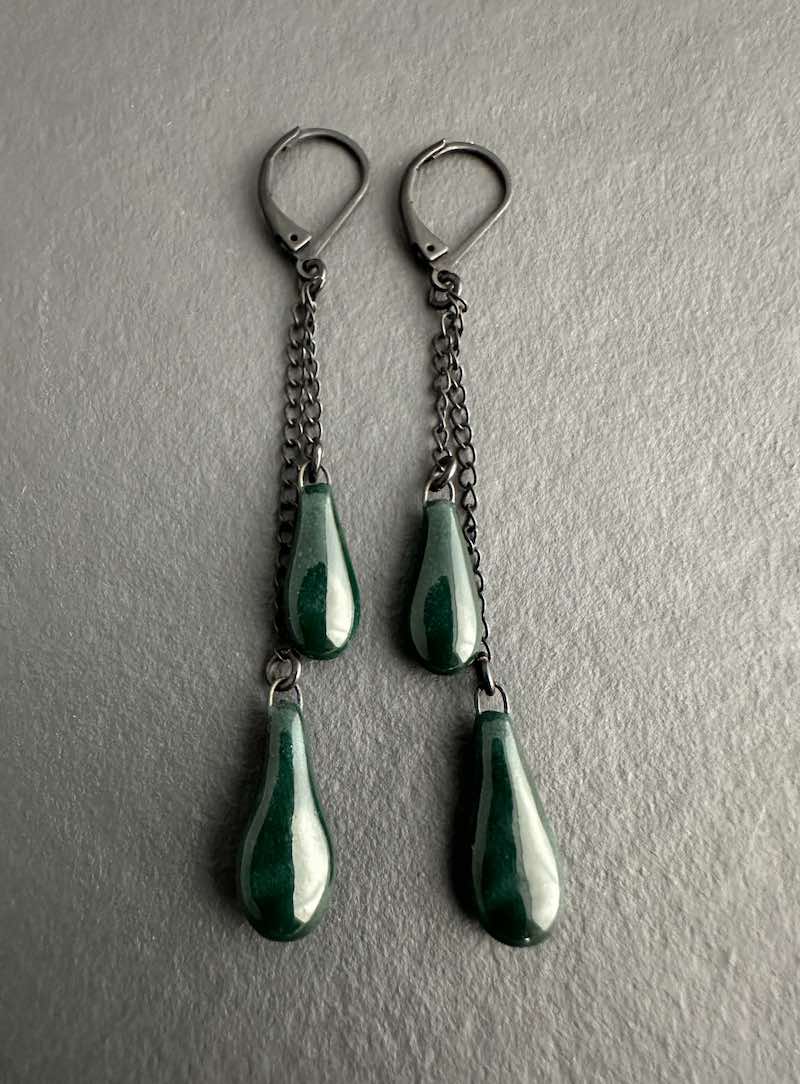 Boucles d'oreilles double pampille vert sombre Boucles d'oreilles double pampilles en céramique vert sombre