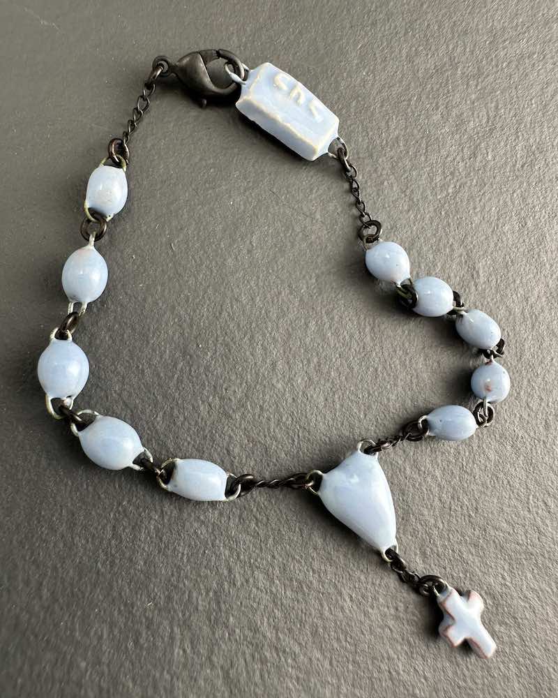 Bracelet croix en céramique émaillée bleu marial