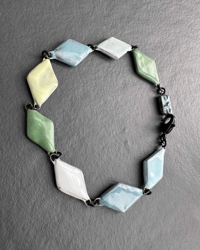 Bracelets en perles losanges en céramiques fait artisanalement signées claire Hecquet Chaut