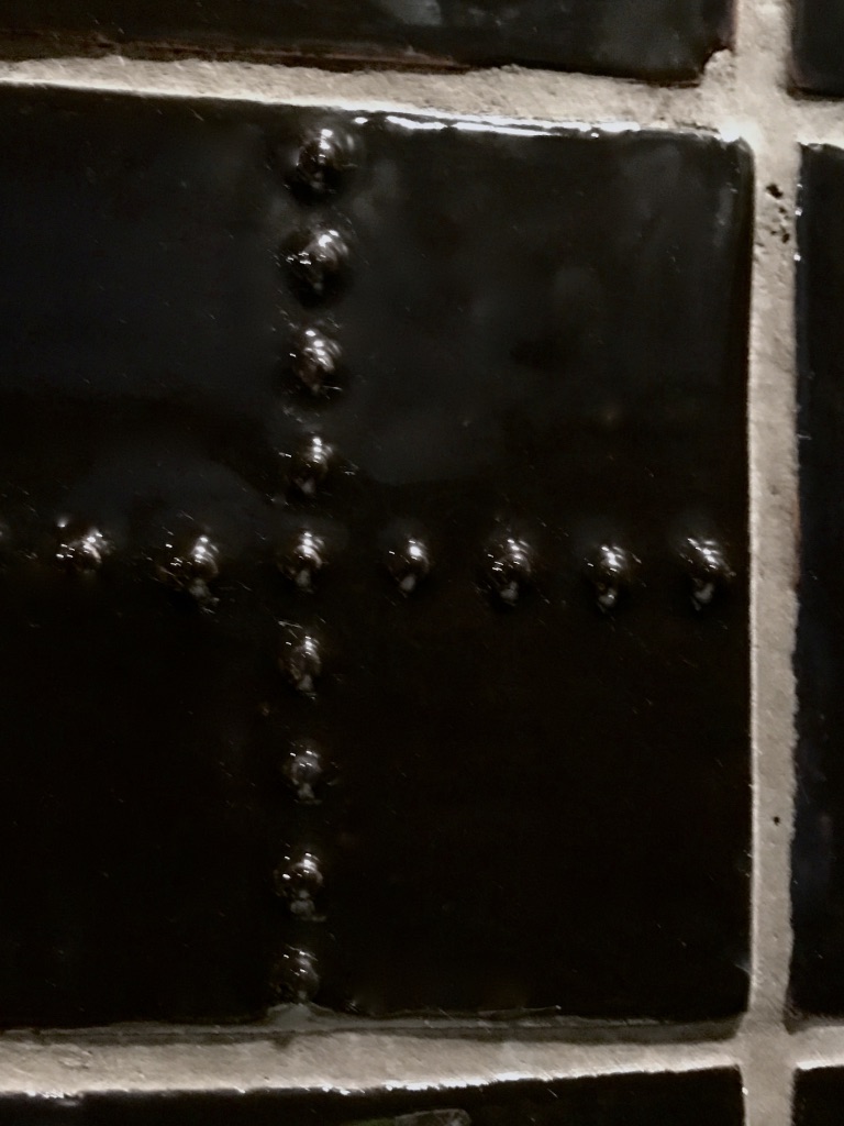 Carrelage carré fait main en France, certains carrelages ont des détails de relief inspirés du braille