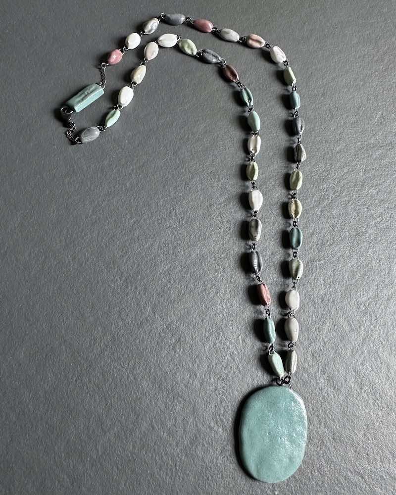 Collier formé de Cauris en céramique faits à la main en France et émaillés dans des tons délavés