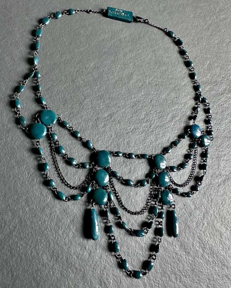 Collier formé de plusieurs ranges de perles ultra fines en céramique émaillées façonnées a la main. inspiration empire