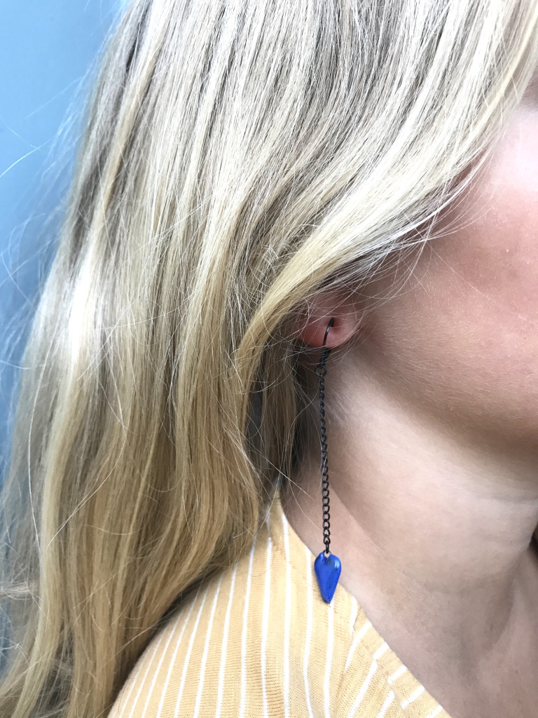 Small floating ceramic hart earrings in Blue 80
