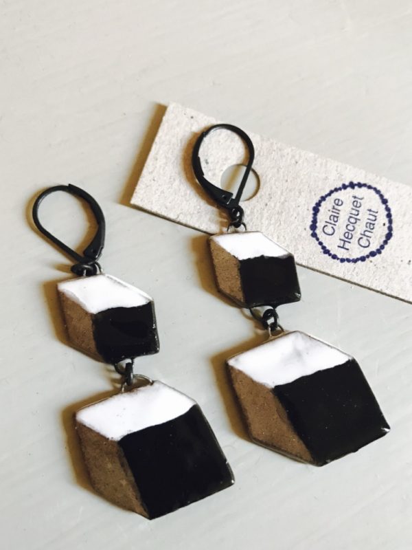 Ceramic earrings consisting in two trompe l'oeil cubes inspired by 19th century pattern.