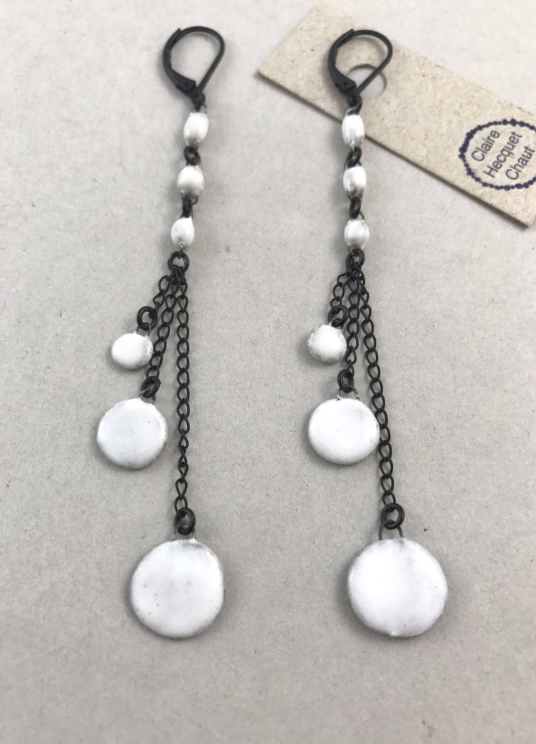 Boucles d'oreilles Gitanes formées de trois mini perles auxquelles sont suspendues trois mini pastilles de taille différentes par Claire Hecquet-Chaut