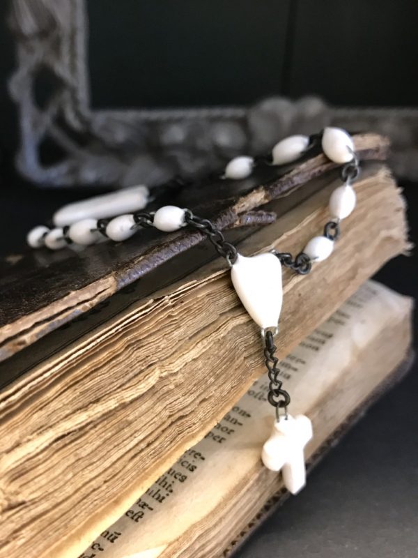 Bracelet croix en céramique formé de mini perles, d'un sacré coeur et d'une mini croix émaillés et fabriqués en France
