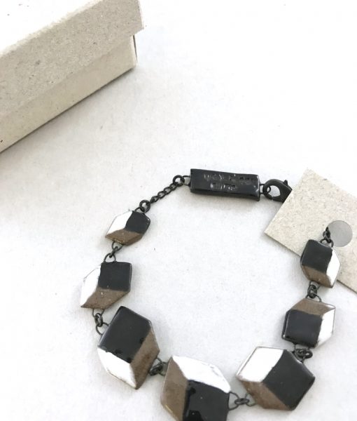 Bracelet inattendu en céramique formé de cube trompe l oeil inspirés du 19eme siecle