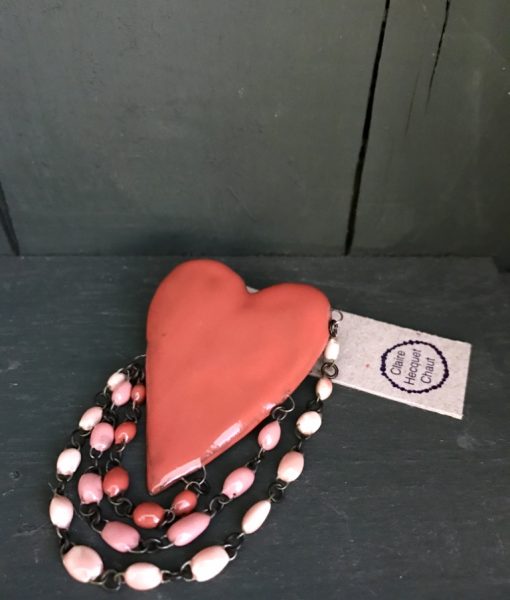 Broche en céramique émaillée, formée d'un coeur en céramique et de trois lignes de perles en céramique de couleur décradée, fait main en France