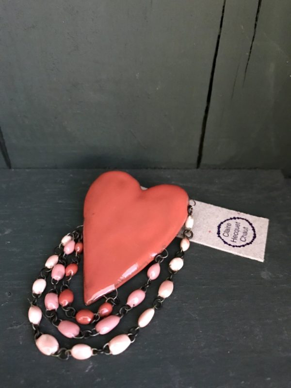 The ceramic Love brooch consists of a ceramic heart with its three mini degrade beads lines.