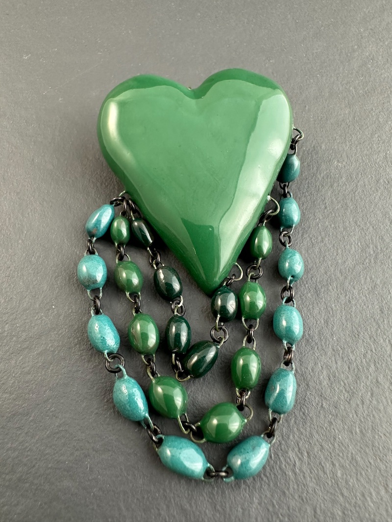 broche Coeur en céramique , tons verts sombre, émeraude foncé, turquoise d'hiver, fait artisanalement par la créatrice Claire Hecquet Chaut
