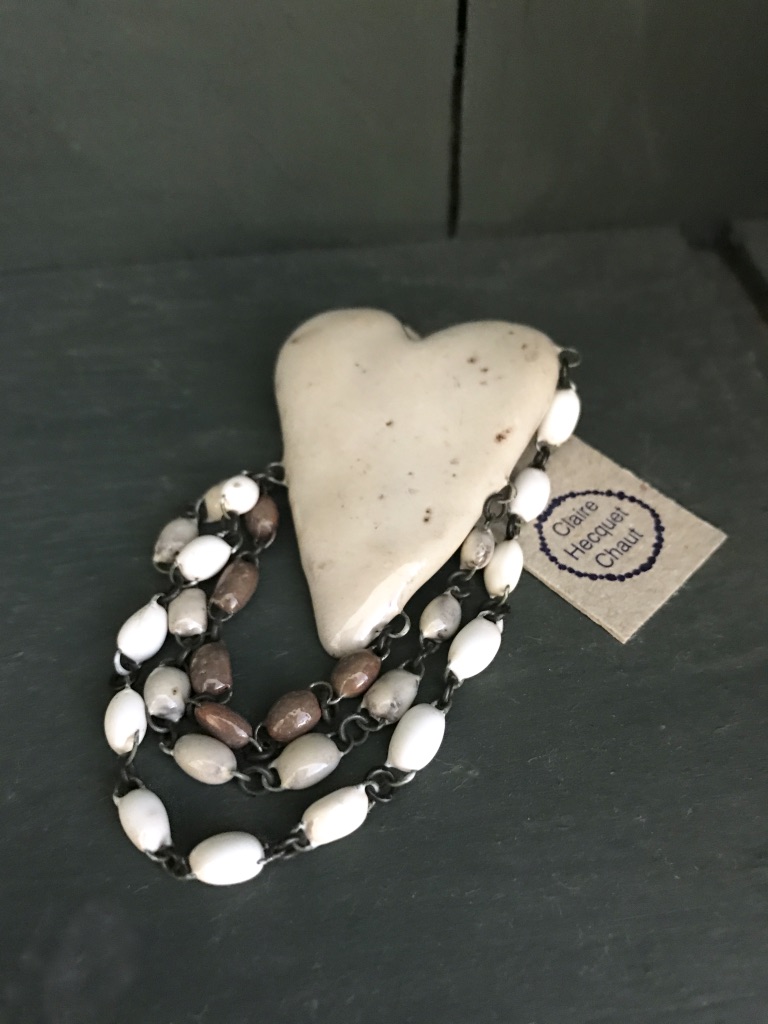 Broche en céramique émaillée, formée d'un coeur en céramique et de trois lignes de perles en céramique de couleur décradée, fait main en France