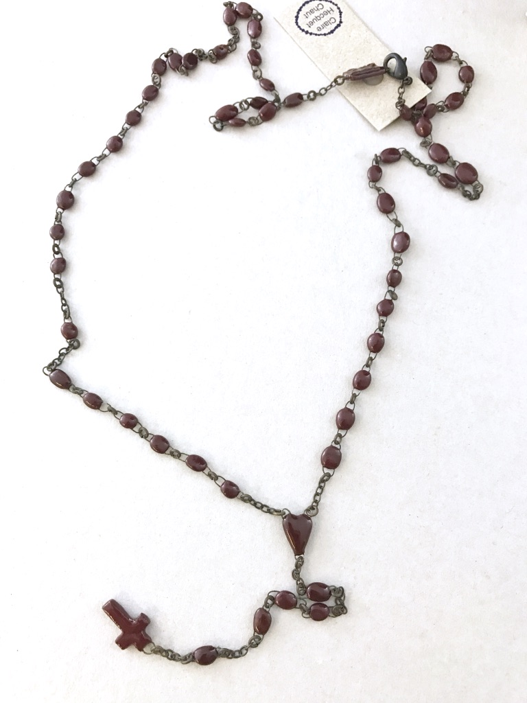 Authentique chapelet en petites perles de céramique émaillées faites main en France.