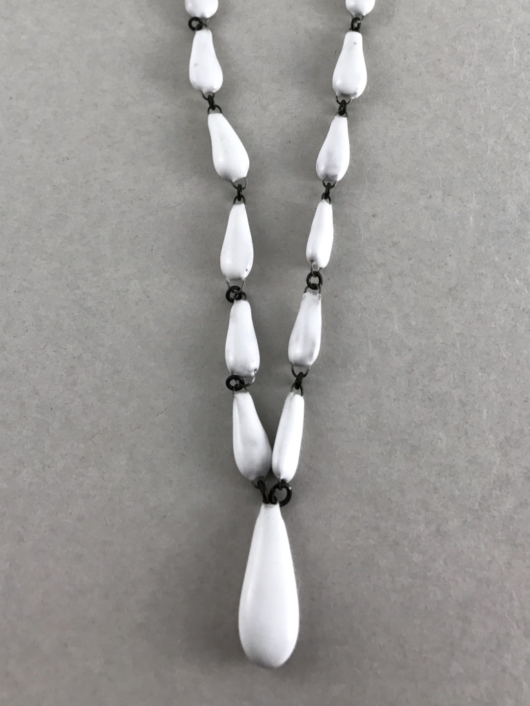 Collier en céramique fine formé d'une enfilade de perles en forme de gouttes fait en France par Claire Hecquet-Chaut
