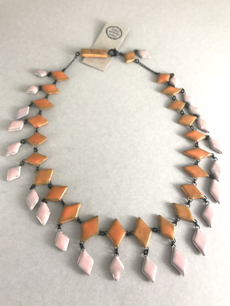 Ras du cou de perles en céramiques losanges de couleurs contrastées, fabrication à l'ancienne en France