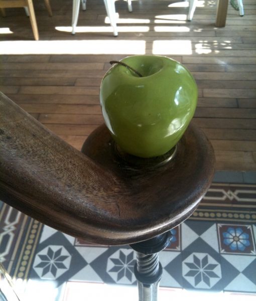 Pomme d'escalier en céramique, vert pomme ou rouge flamboyant, un trompe l'oeil souriant et chic