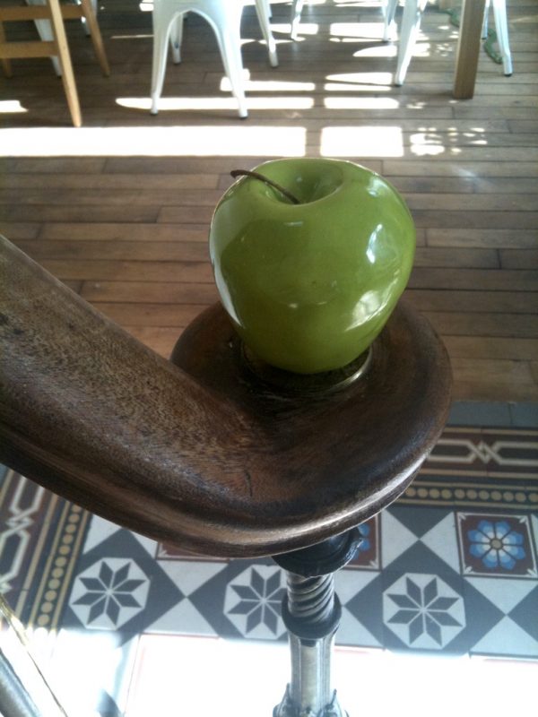 Pomme d'escalier en céramique, vert pomme ou rouge flamboyant, un trompe l'oeil souriant et chic