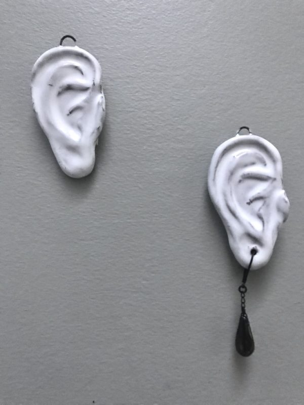 Déco clin d'oeil en céramique , Oreille de mur en céramique avec sou sans boucle d'oreille à accrocher au mur, fait main par Claire Hecquet-Chaut