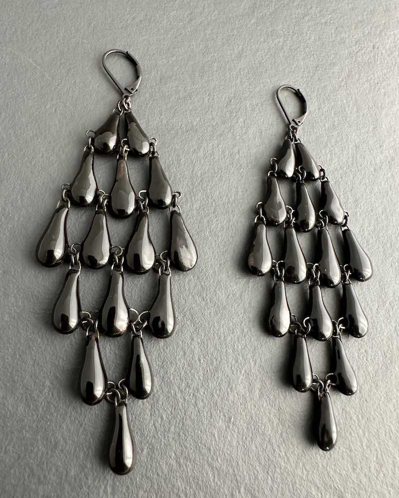 Boucles d'oreilles Drapées formées de 15 pampilles montées en losange en céramique noire