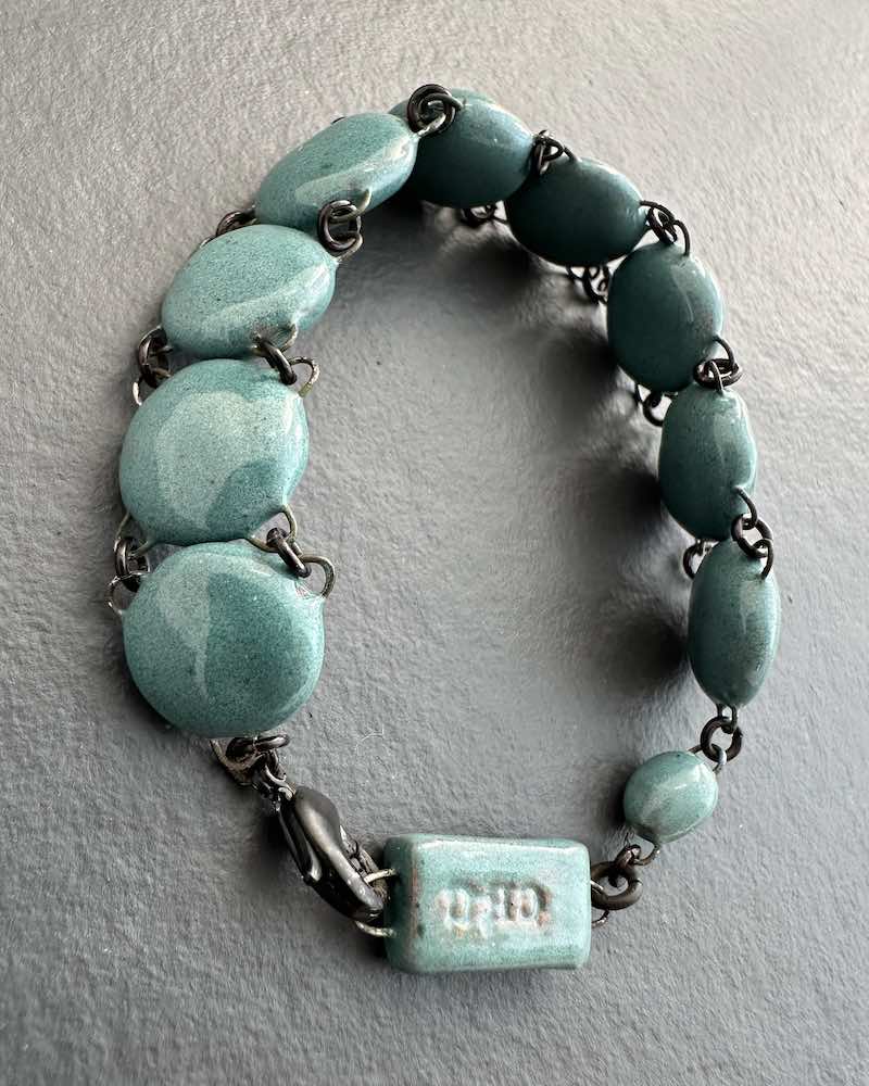 Bracelet manchette Francine en céramique bleu céladon