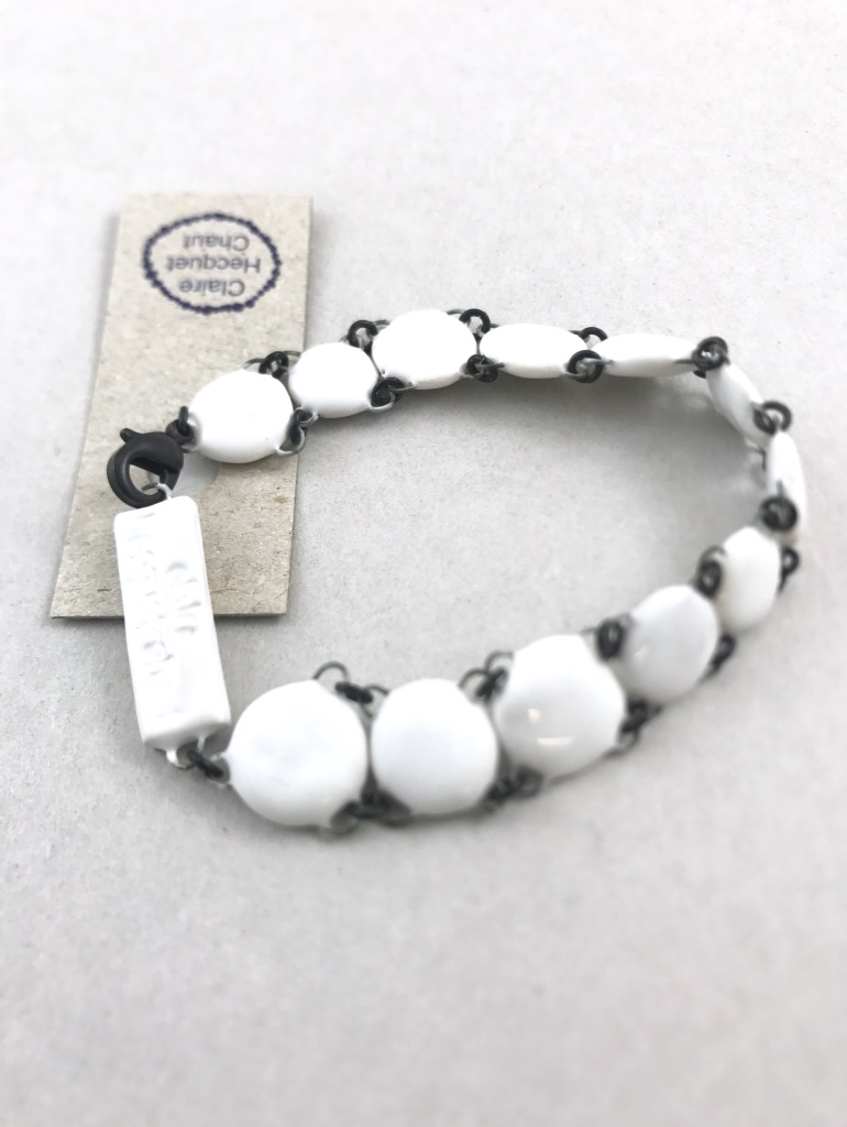 Bracelet Manchette Francine fait de perles plates en céramique montées serrées. Un bijou chic et doux à porter.