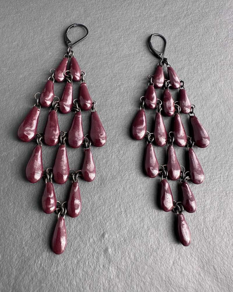Boucles d'oreilles Drapées formées de 15 pampilles montées en losange en céramique bordeaux conçu et fait main par Claire Hecquet-Chaut en France