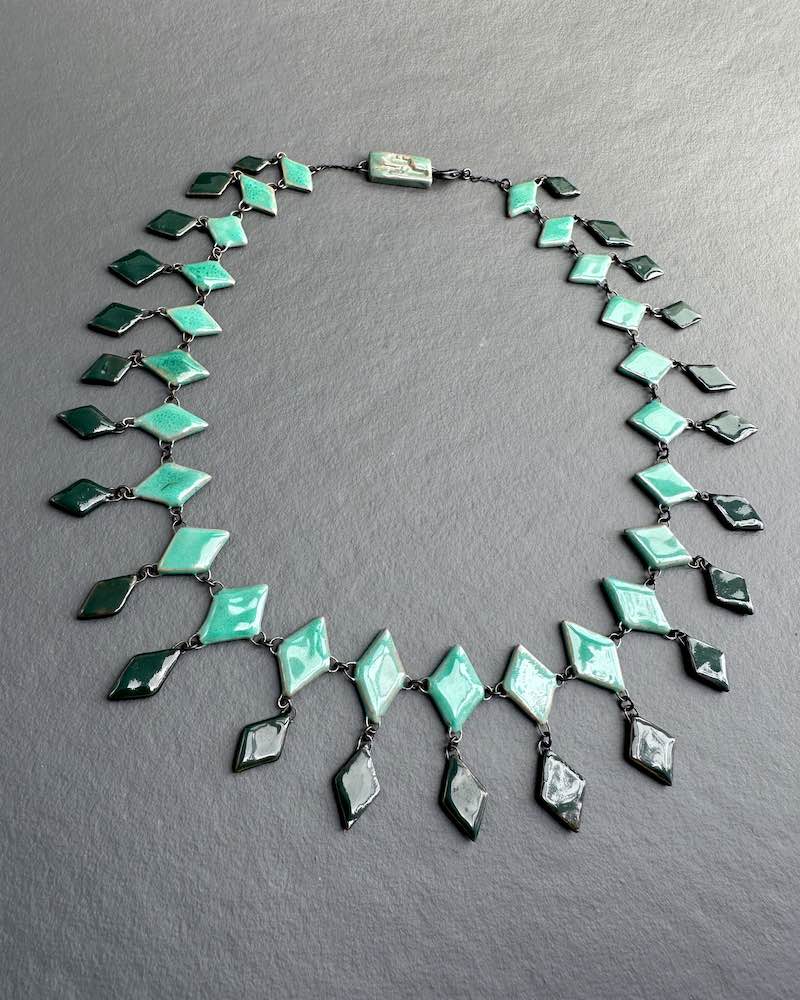 Collier ras du cou formé de 2 niveaux de perles céramique en forme de losange, couleur vert sombre et vert Caraïbes