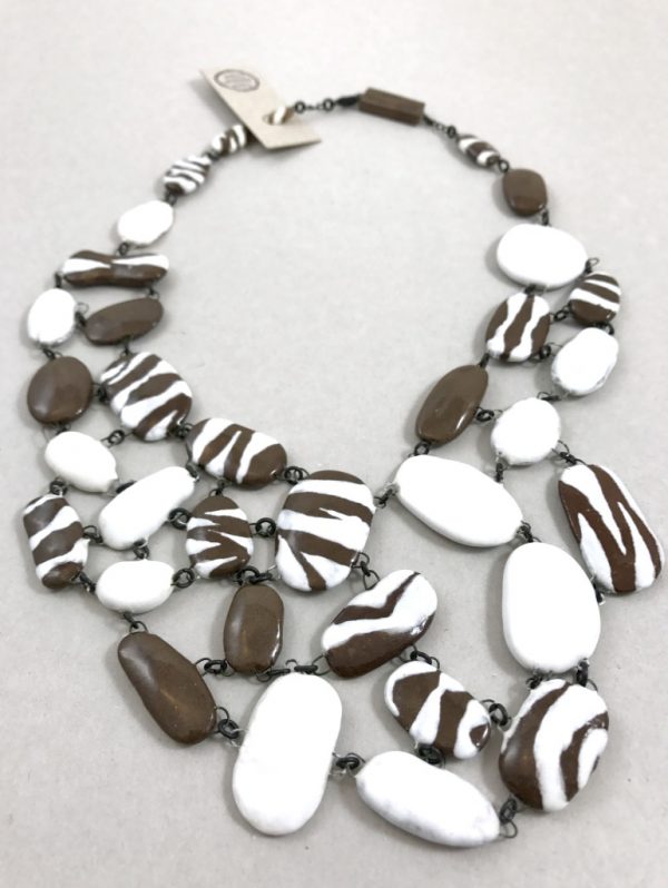 Pièce exceptionnelle en perles de céramique au motifs zébré unies comme un réseau en un plastron, bijoux en céramique par Claire Hecquet Chaut