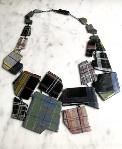 Plastron tartan géant en céramique, par Calire Hecquet Chaut