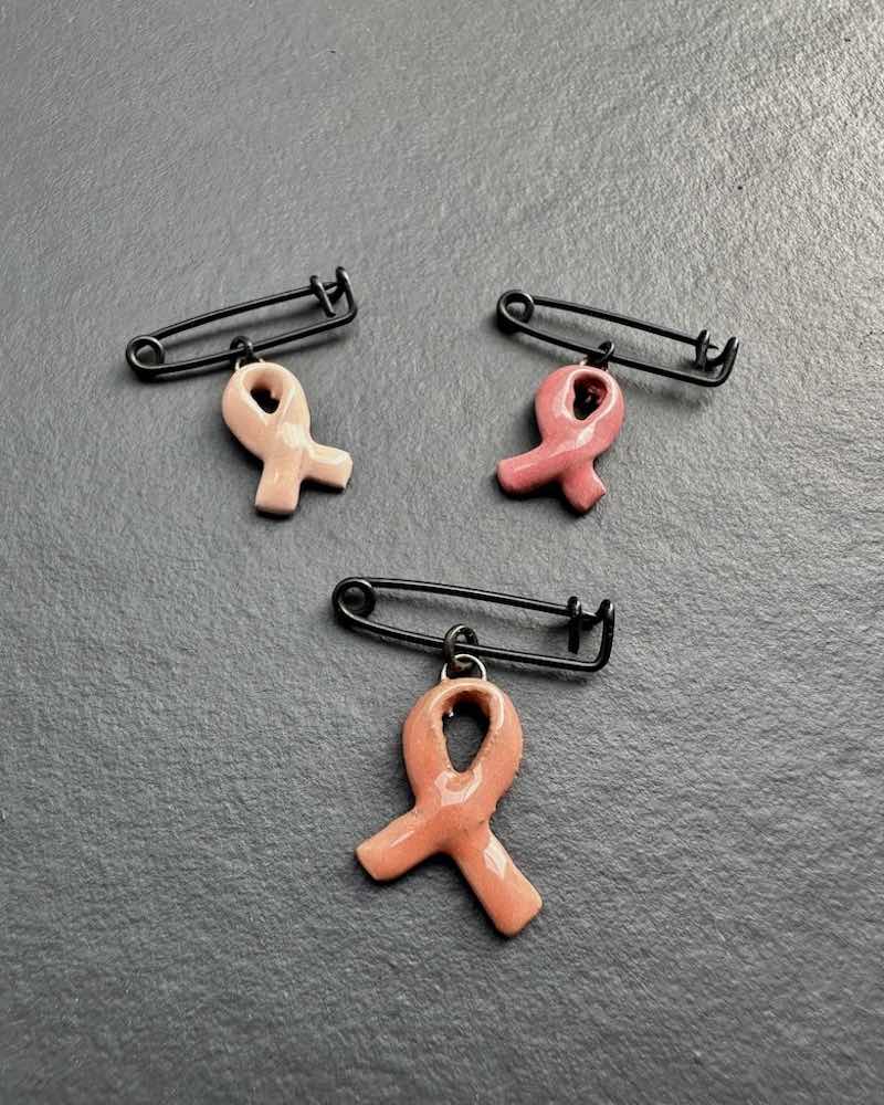 Broche Octobre rose en céramique faite en france