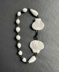 Bracelet de pelerin Saint Jacques de Compostelle en céramique émaillée de blanc
