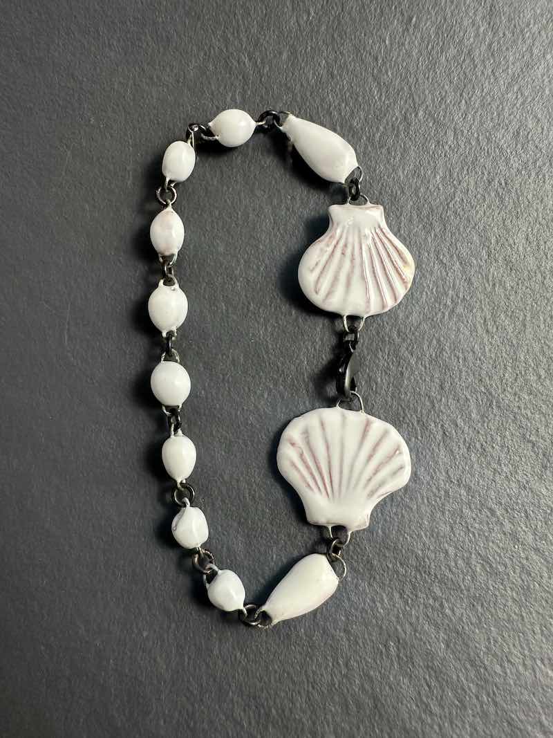 Bracelet Saint Jacques de Compostelle en céramique émaillé blanc Bracelet de pelerin Saint Jacques de Compostelle en céramique émaillée de blanc