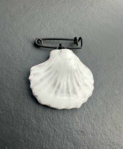 Broche Saint Jacques de Compostelle en céramique blanche faite en France