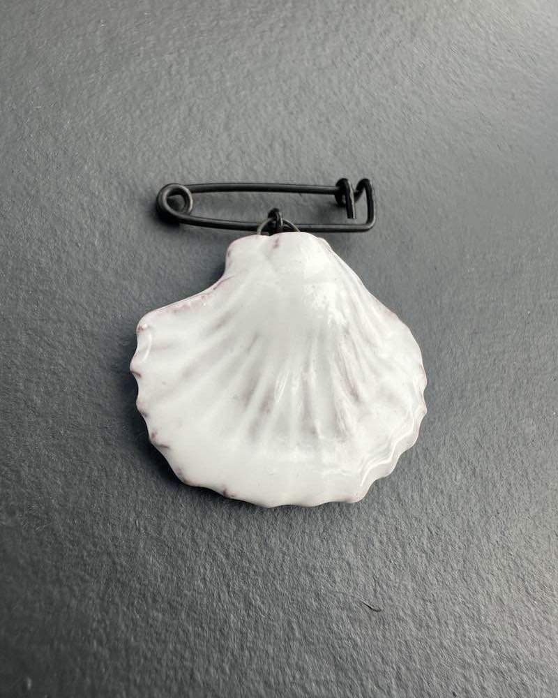 Broche Saint Jacques de Compostelle en céramique blanche faite en France