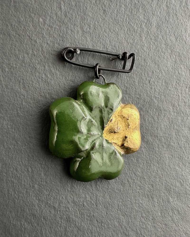 Broche en céramique Trèfle avec un pétale Or, faite main en France