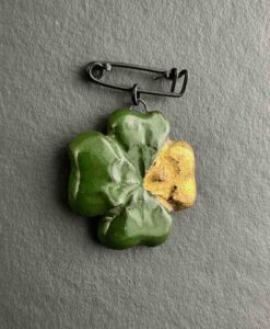 Broche trefle à 4 feuilles en céramique vert émeraude avec 1 pétale or