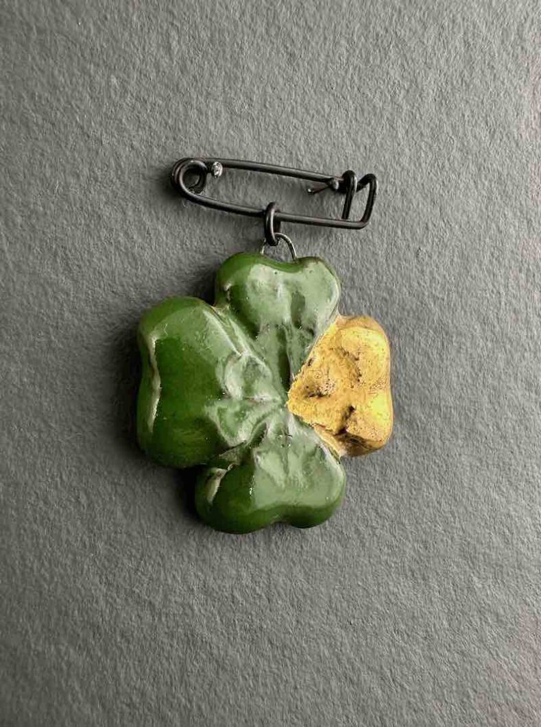 Broche trefle à 4 feuilles en céramique vert émeraude avec 1 pétale or