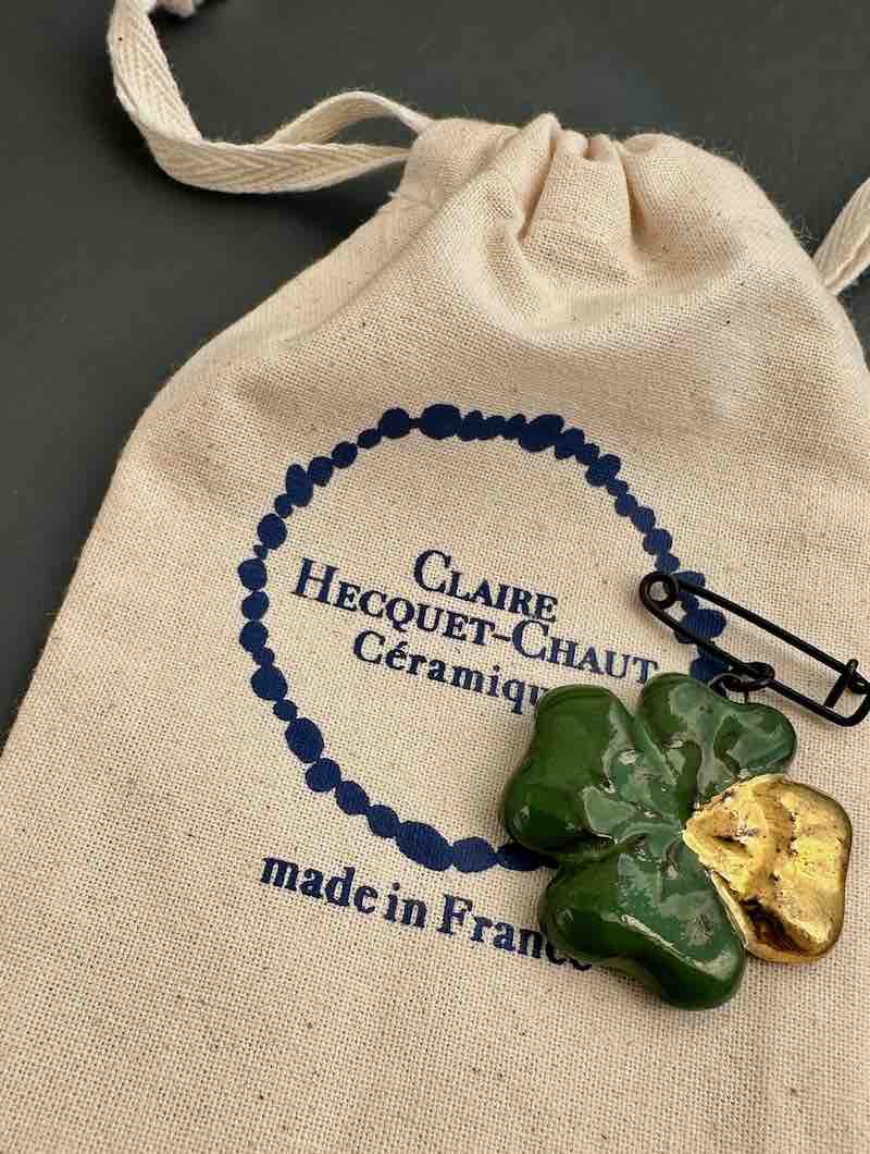 Broche trèfle à 4 feuilles en céramique avec un pétale or