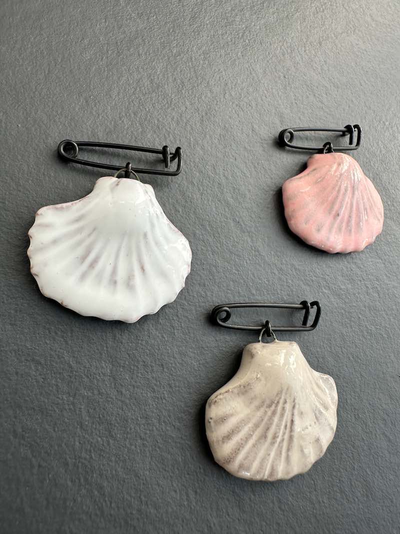 Broches en céramique Saint Jacques de Compostelle, blanche, beige, rose pale