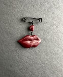 Broche bouche en couleur bordeaux profond