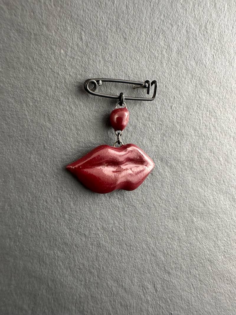Broche bouche en couleur bordeaux profond