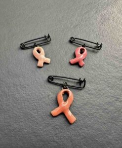 broche octobre rose en céramique artisanale disponible en 3 roses