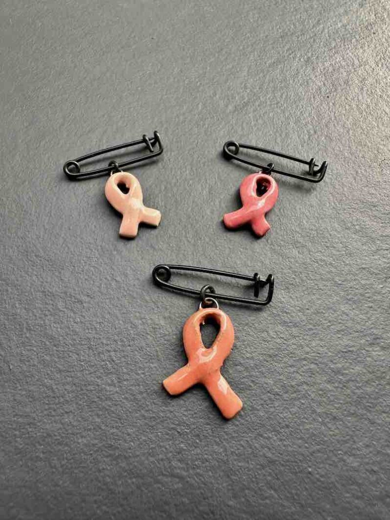 broche octobre rose en céramique artisanale disponible en 3 roses