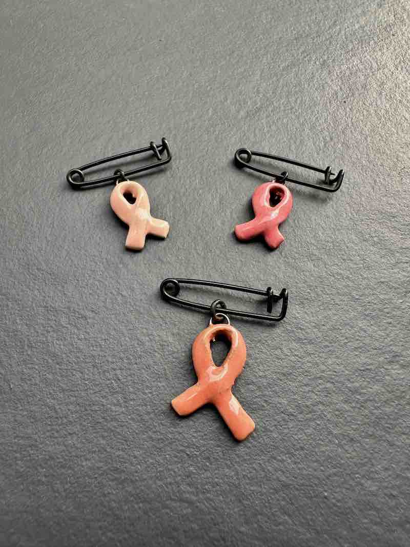 broche octobre rose en céramique artisanale disponible en 3 roses