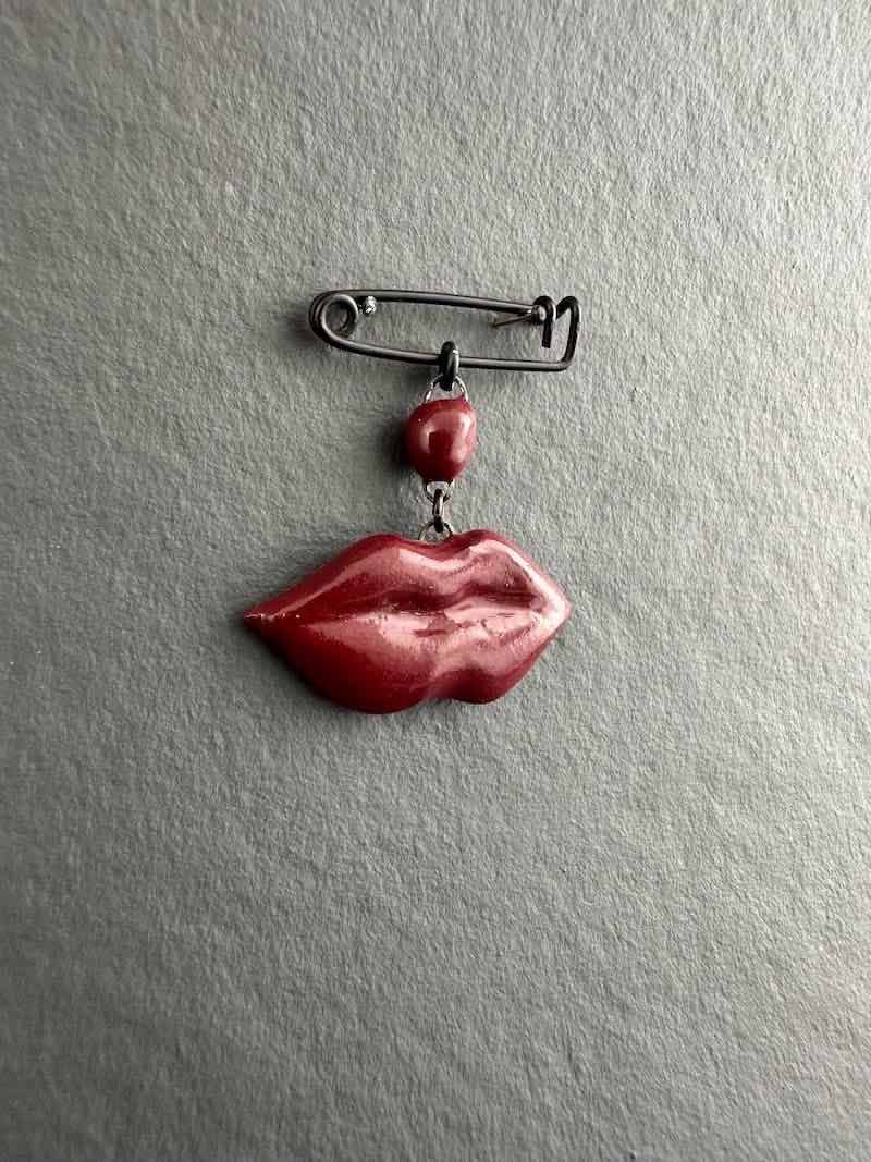 Broche-originale-fait main-france-french style-bouche-bisou