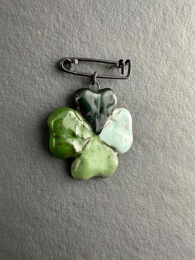 Broche en céramique faite main en forme de trèfle à 4 feuilles